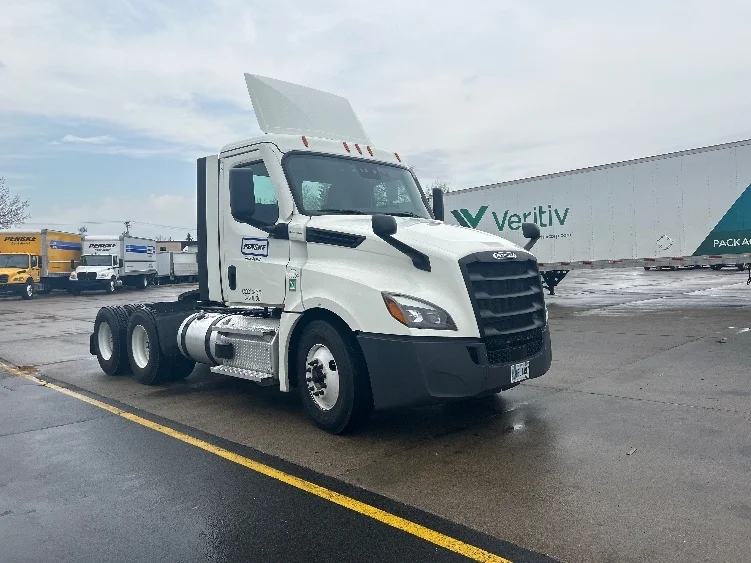 2021 Freightliner Cascadia in Brooklyn Park, MN