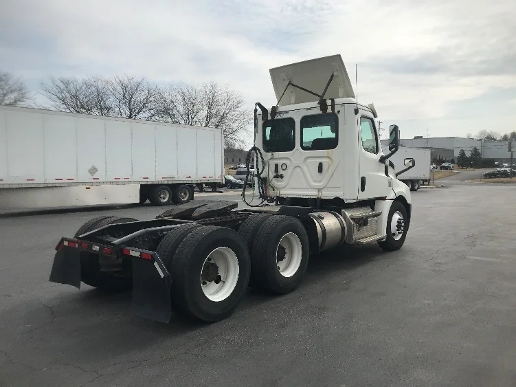 2019 Freightliner Cascadia in Allentown, PA — photo 7