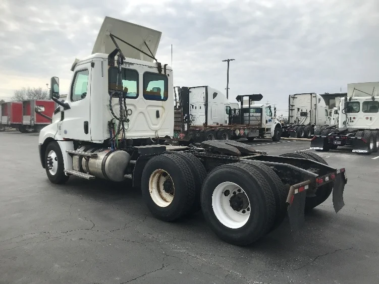 2019 Freightliner Cascadia in Allentown, PA — photo 5