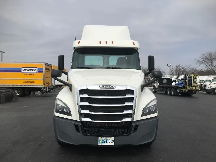 2019 Freightliner Cascadia in Allentown, PA — photo 2