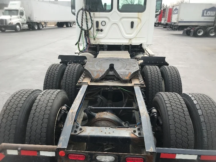 2019 Freightliner Cascadia in Allentown, PA — photo 6