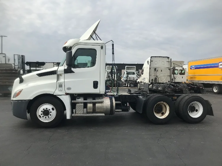 2019 Freightliner Cascadia in Allentown, PA — photo 4