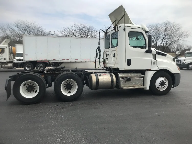 2019 Freightliner Cascadia in Allentown, PA — photo 8