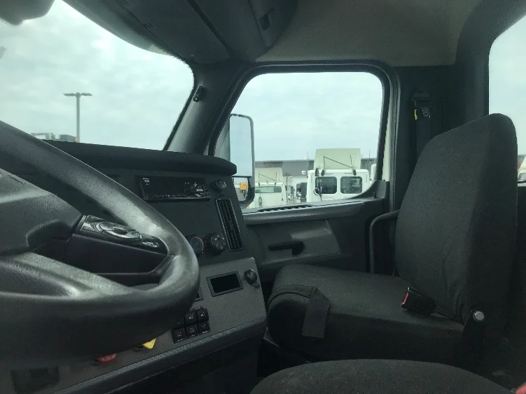 2019 Freightliner Cascadia in Allentown, PA — photo 10