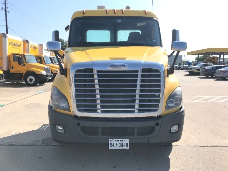 2019 Freightliner Cascadia in Houston, TX — photo 2