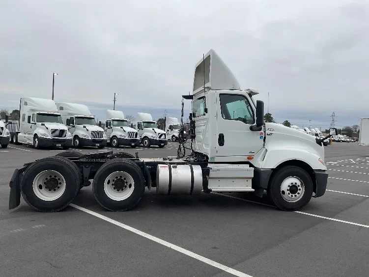 2019 International LT - image 8