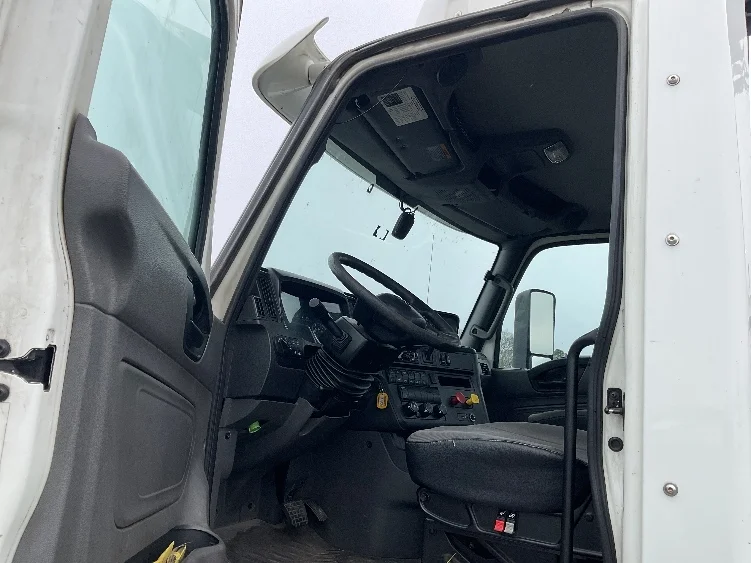 2019 International LT - image 9