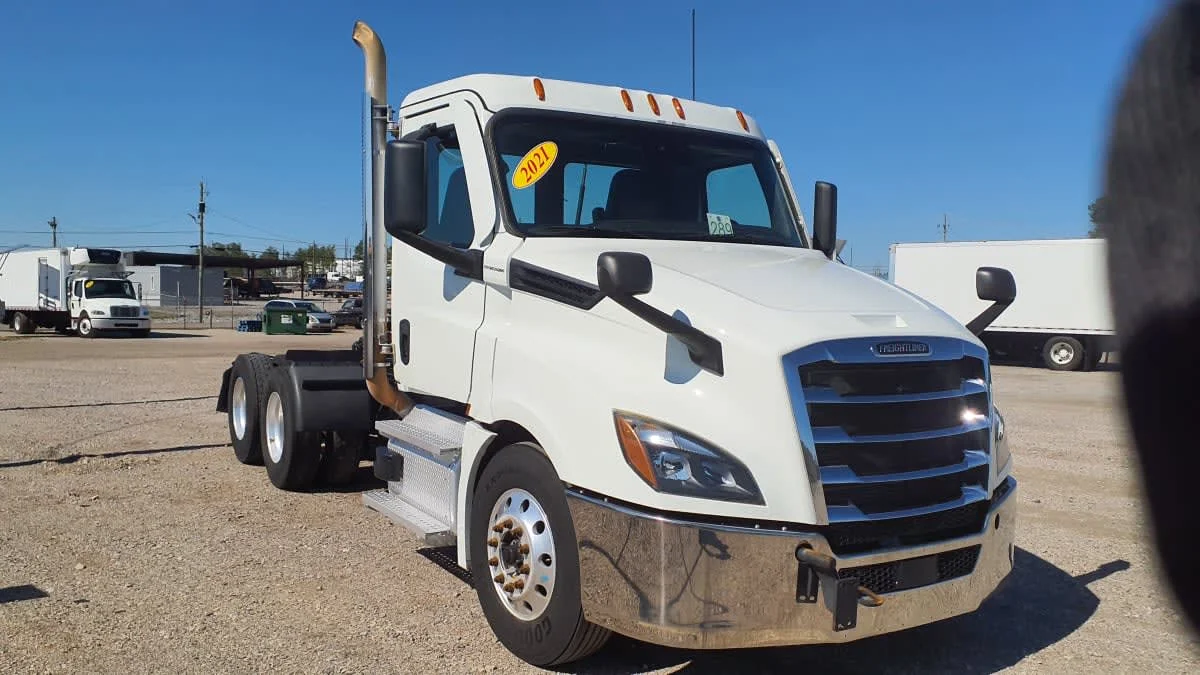 2021 Freightliner Cascadia - image 3