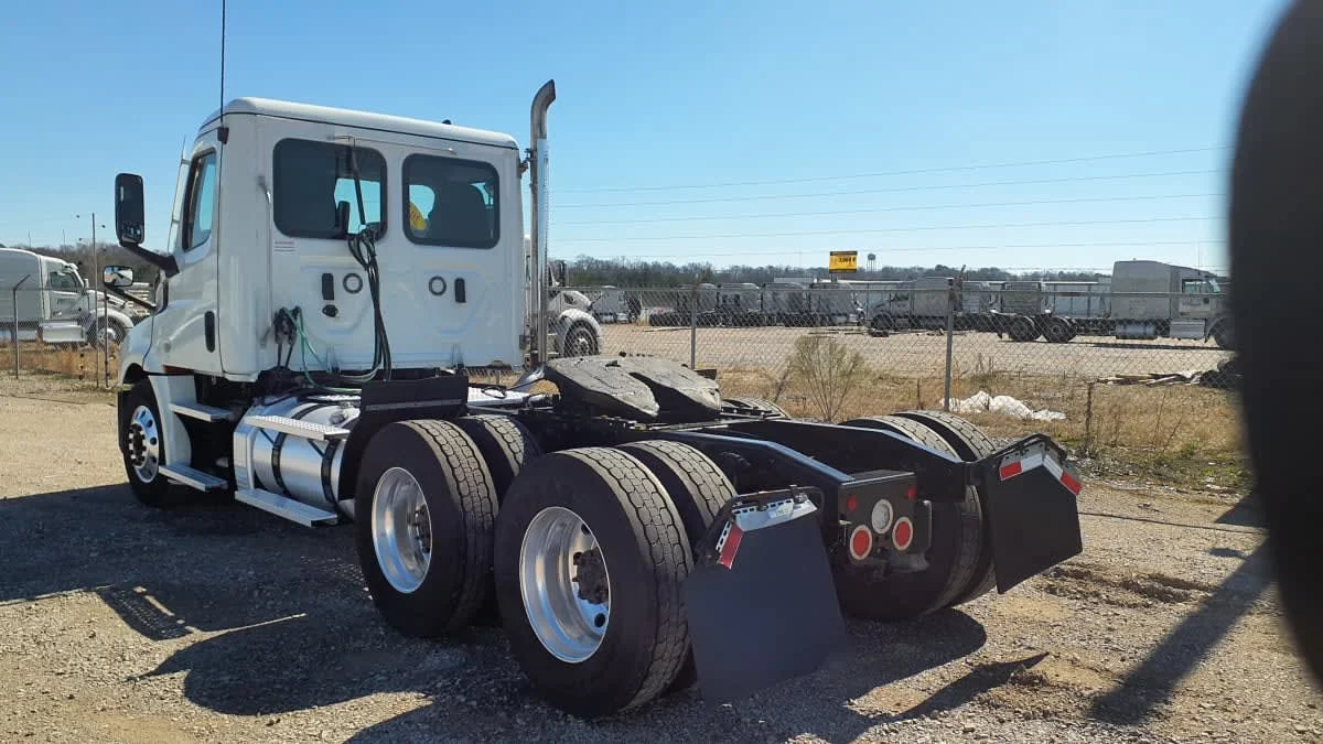 2021 Freightliner Cascadia in Birmingham, AL — photo 6