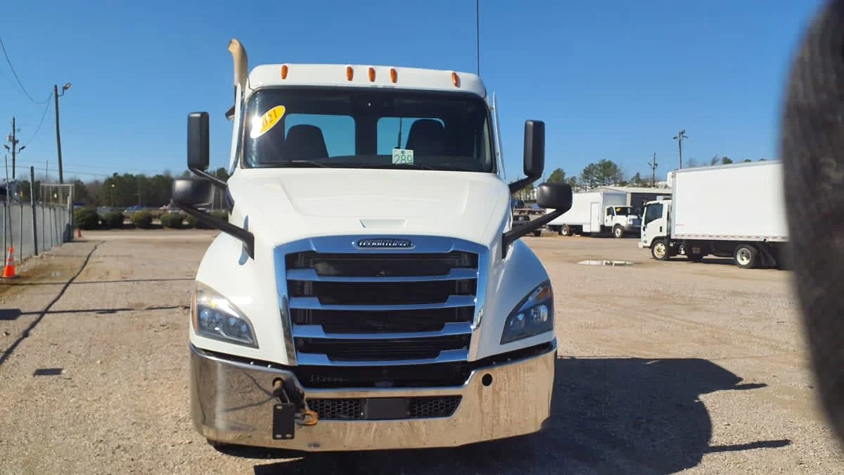 2021 Freightliner Cascadia in Birmingham, AL — photo 2