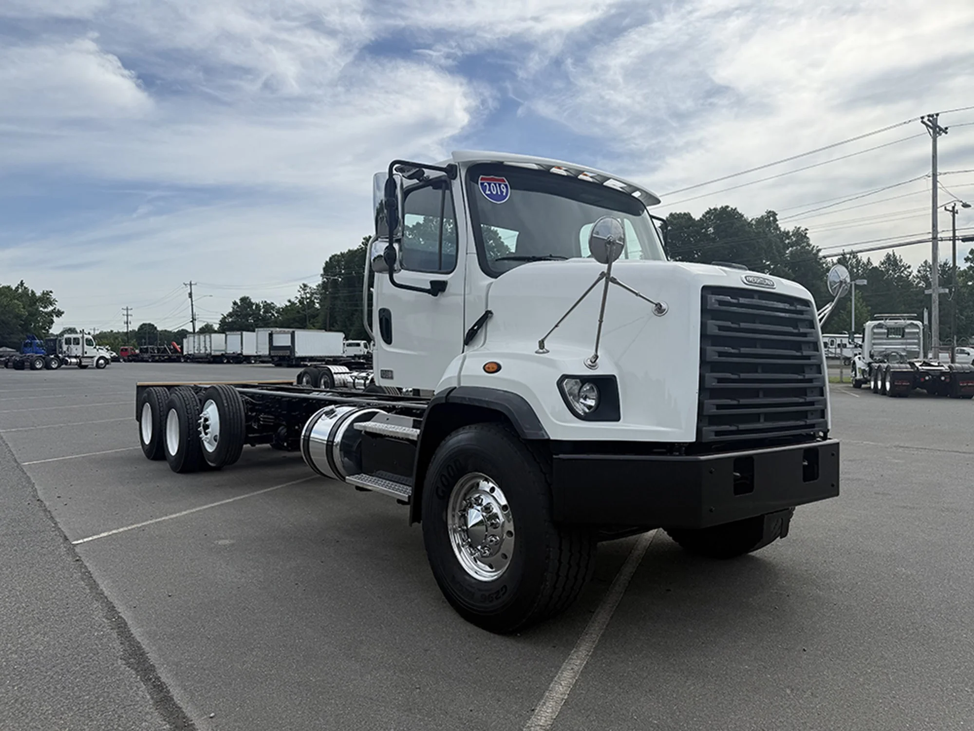 2019 Freightliner 108SD — photo 2