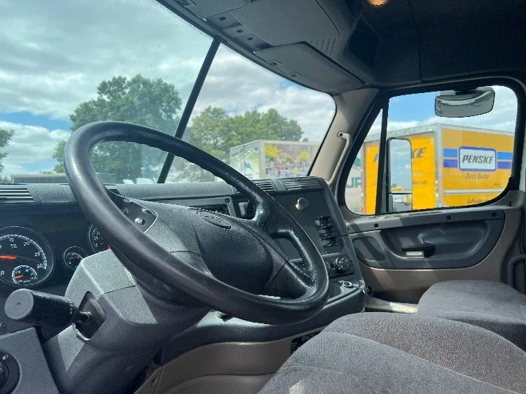 2018 Freightliner Cascadia - image 10