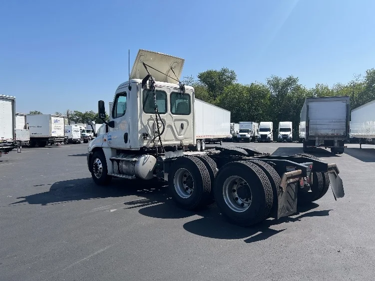 2018 Freightliner Cascadia - image 5