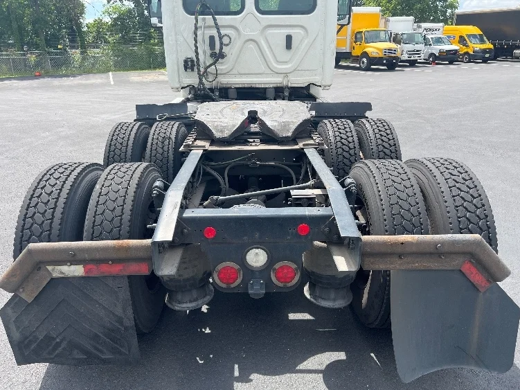 2018 Freightliner Cascadia - image 6