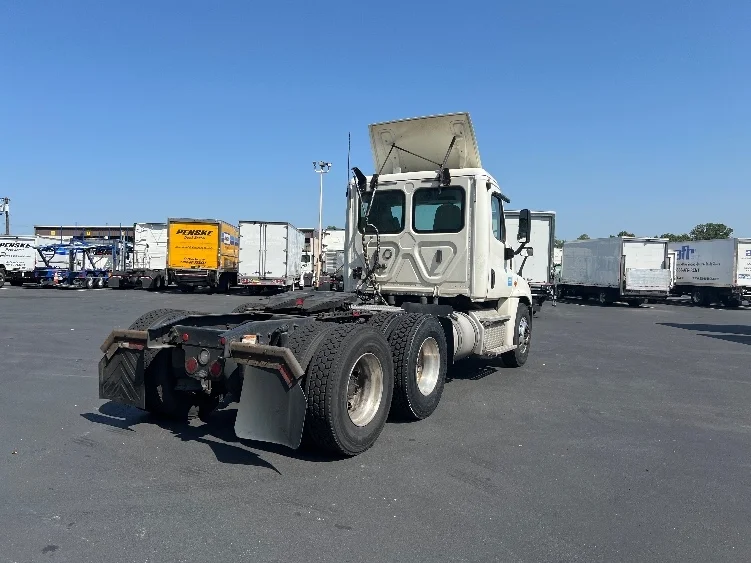 2018 Freightliner Cascadia - image 7