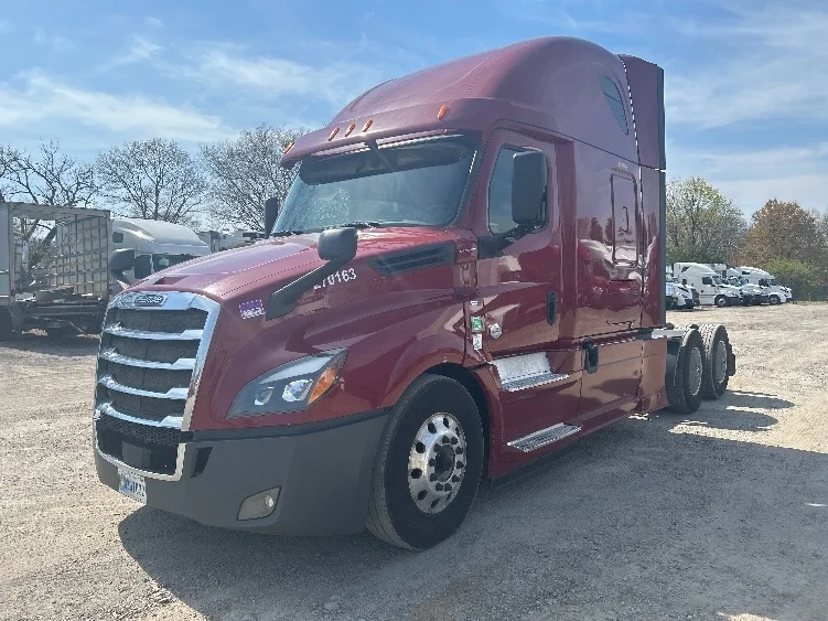 2019 Freightliner Cascadia - image 3