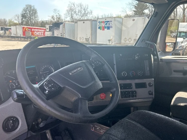 2019 Freightliner Cascadia in Monmouth Junction, NJ — photo 10