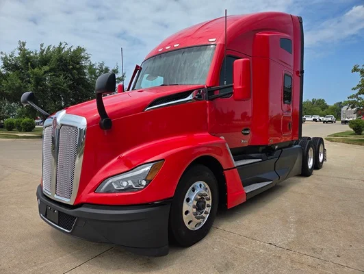 2024 Kenworth T680 in Cedar Rapids, IA — photo 2