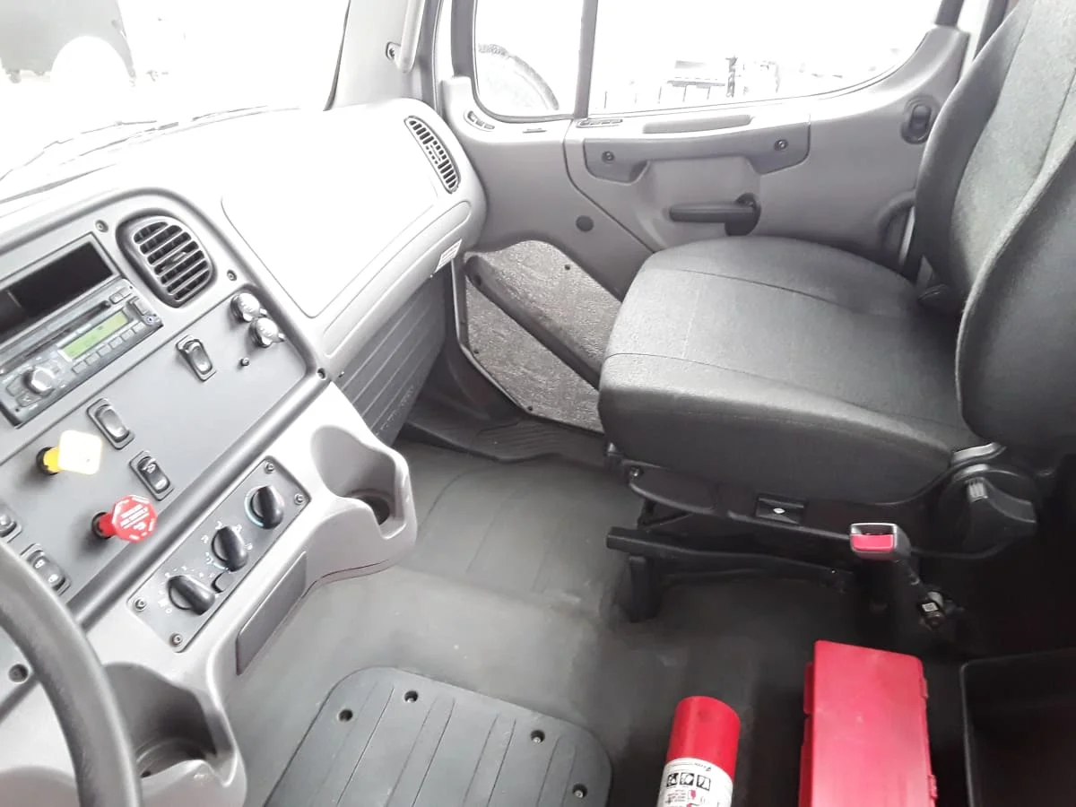 2017 Freightliner M2 106 - image 7