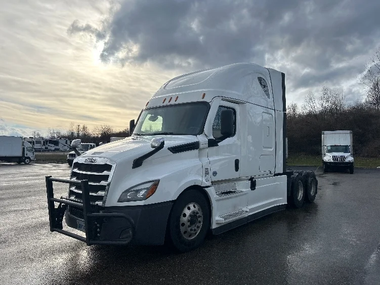 2022 Freightliner Cascadia in Akron, OH — photo 3