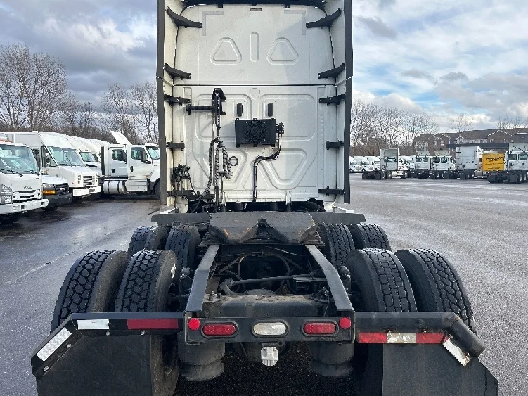 2022 Freightliner Cascadia in Akron, OH — photo 6