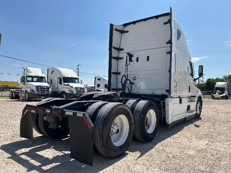 2021 Freightliner Cascadia - image 7
