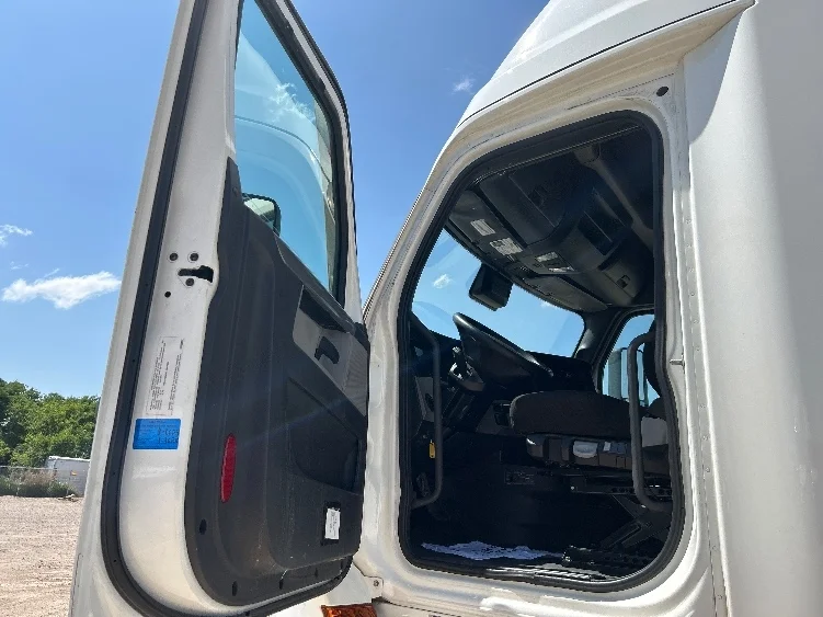 2021 Freightliner Cascadia - image 9