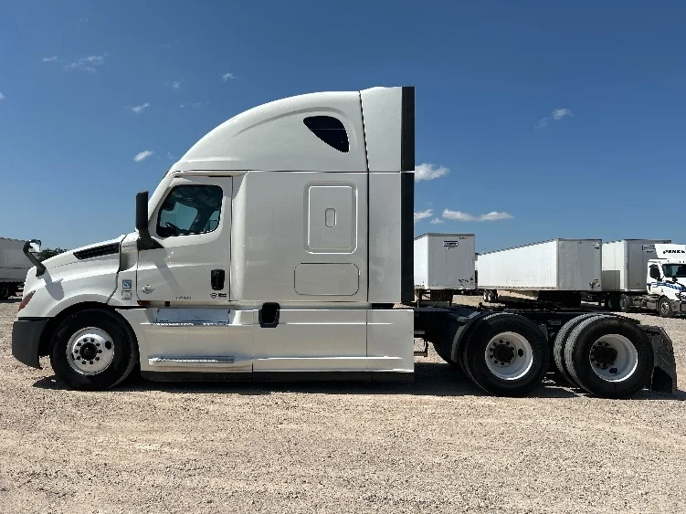 2021 Freightliner Cascadia - image 4