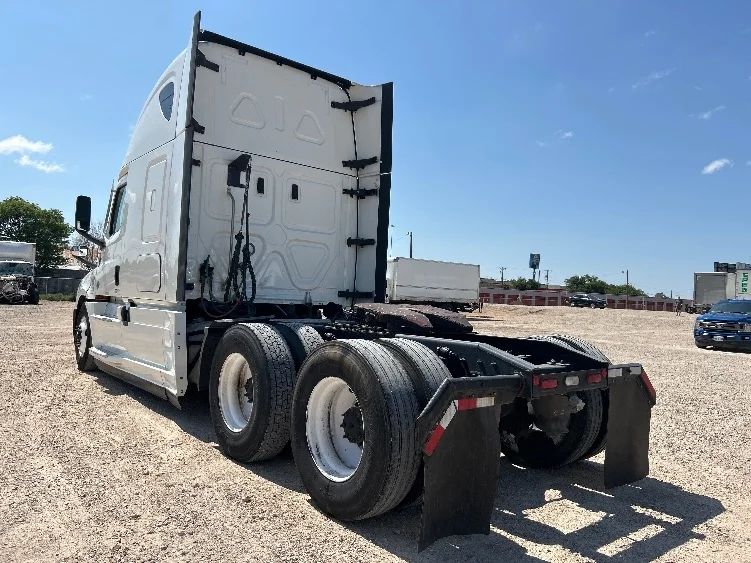 2021 Freightliner Cascadia - image 5