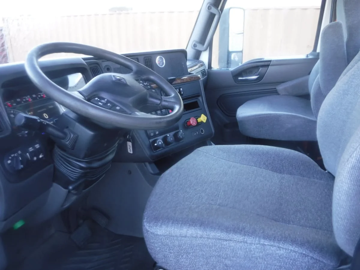 2019 International LT - image 10