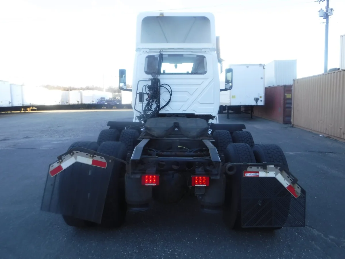 2019 International LT - image 5