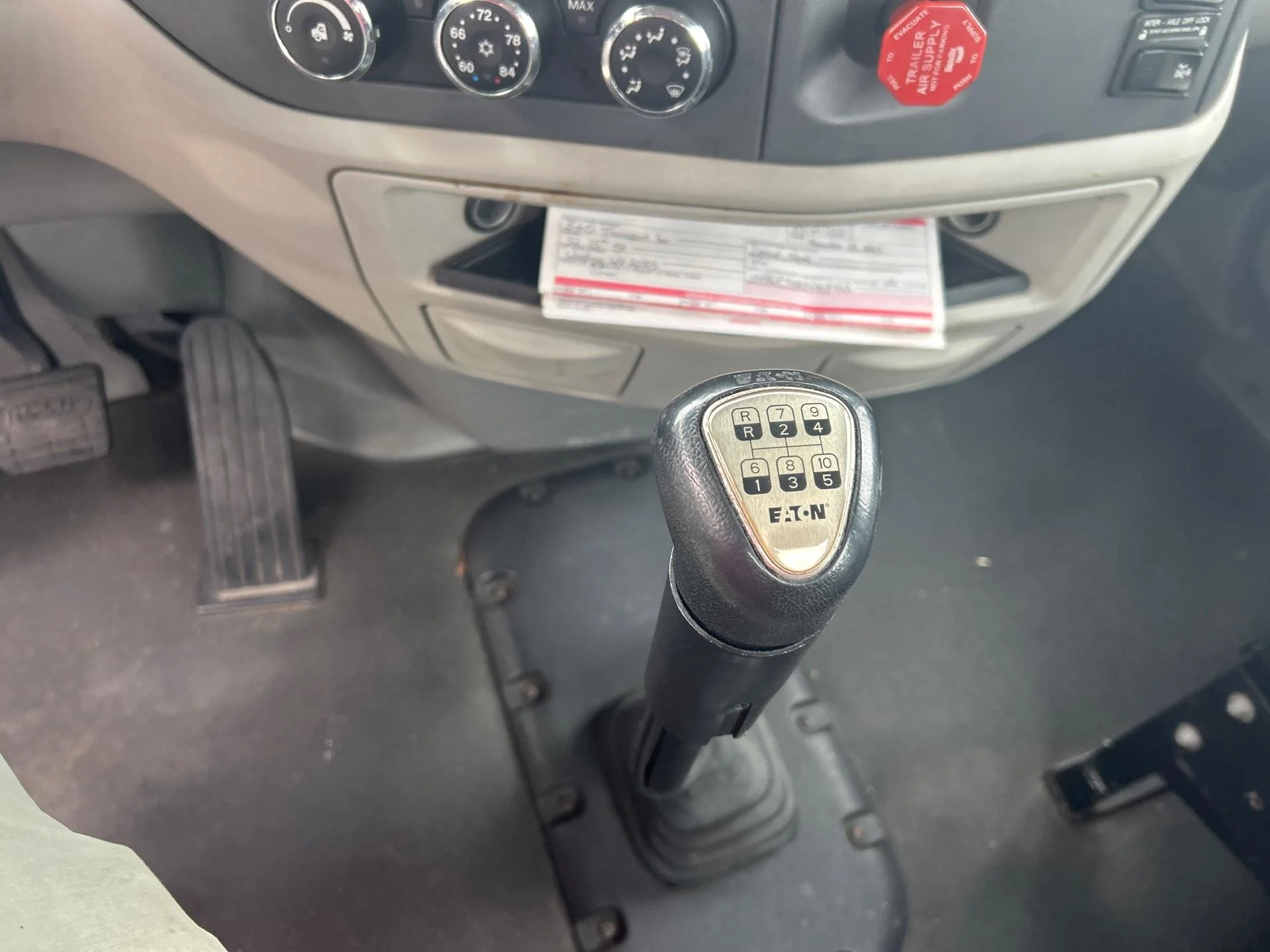 2019 Peterbilt 579 - image 14