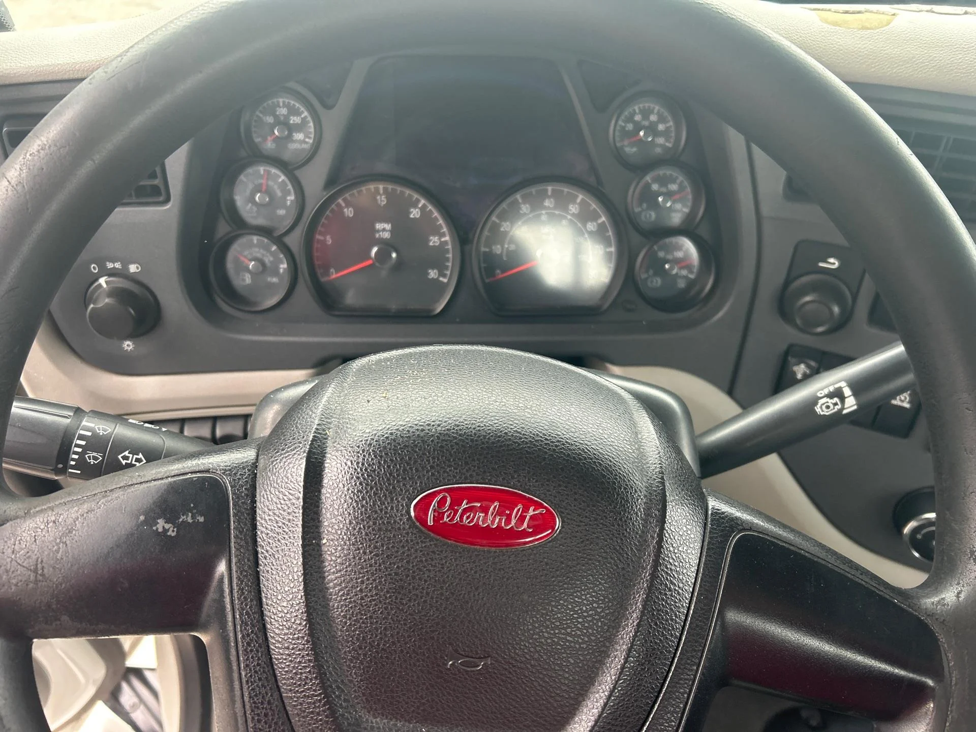 2019 Peterbilt 579 - image 12