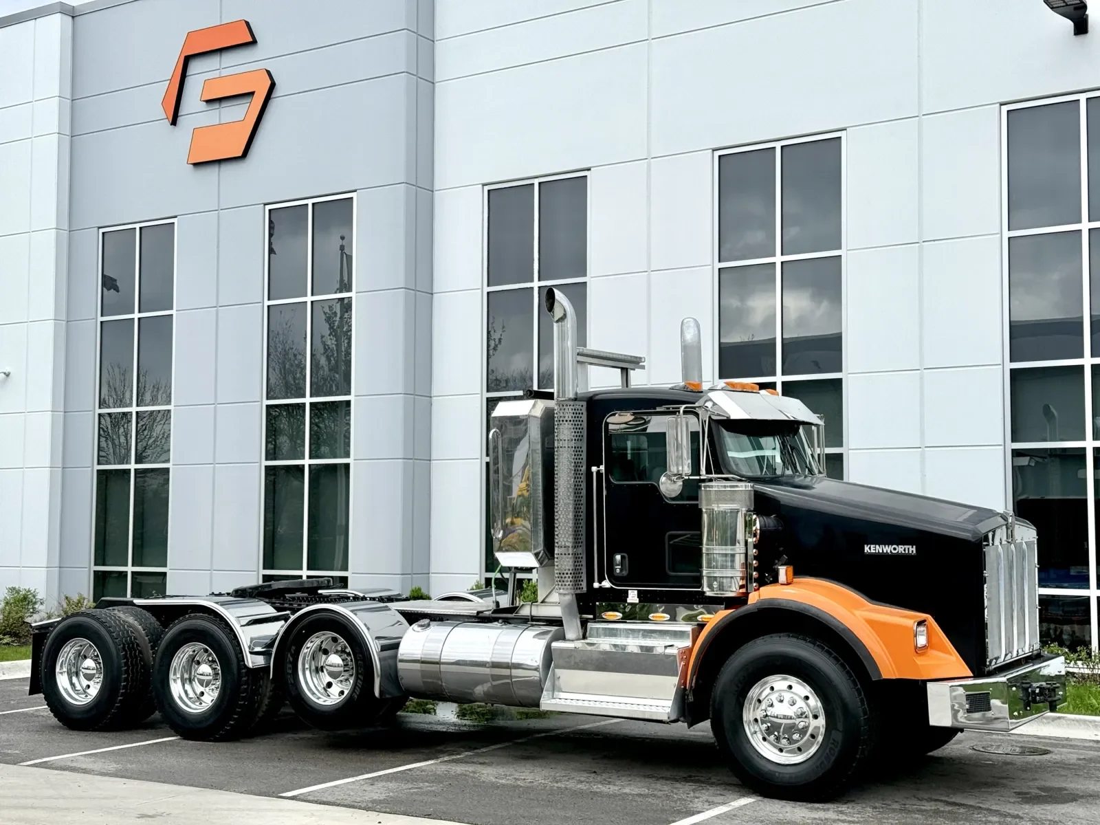 2012 Kenworth T800 - image 2