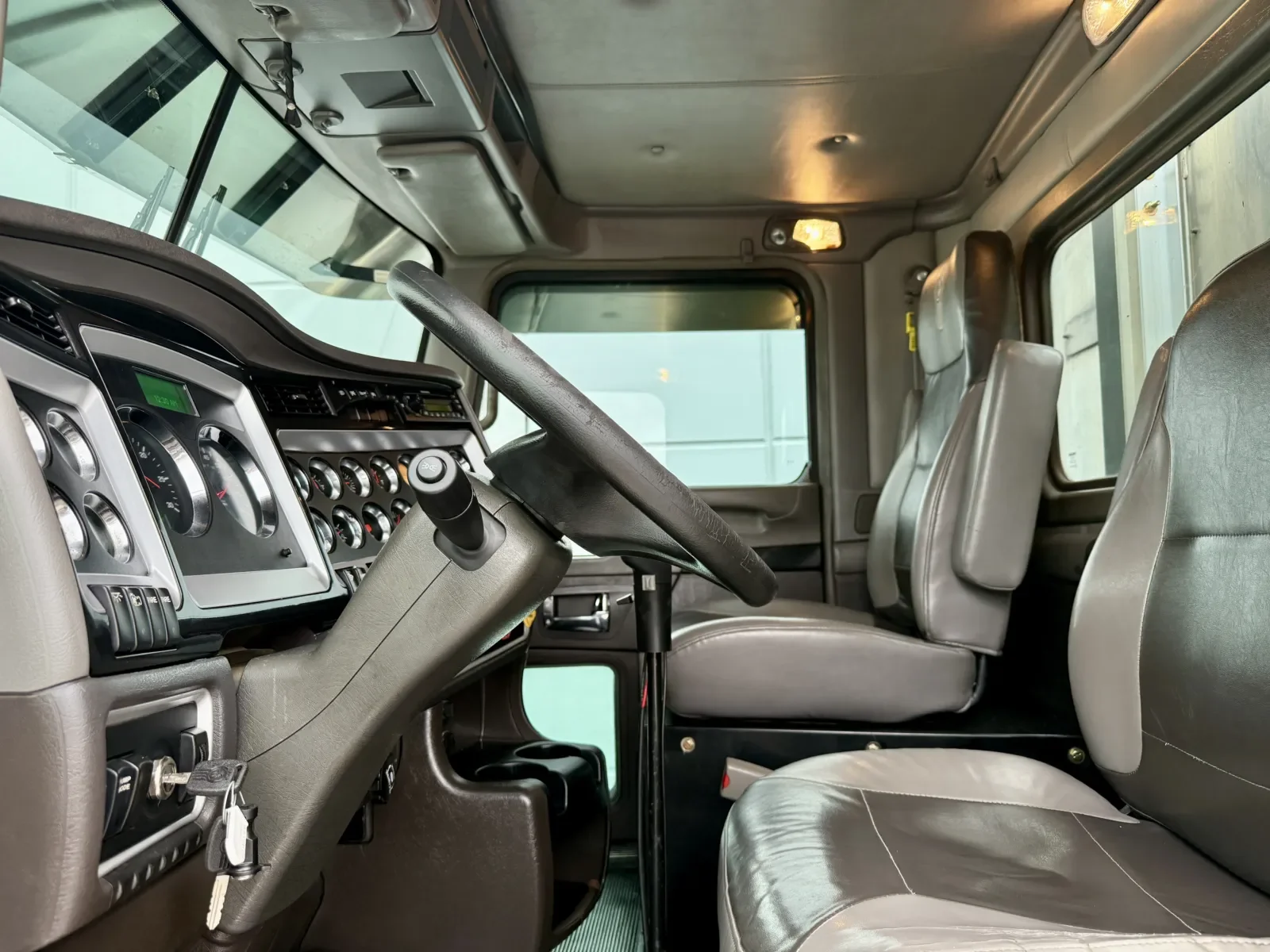 2012 Kenworth T800 - image 14