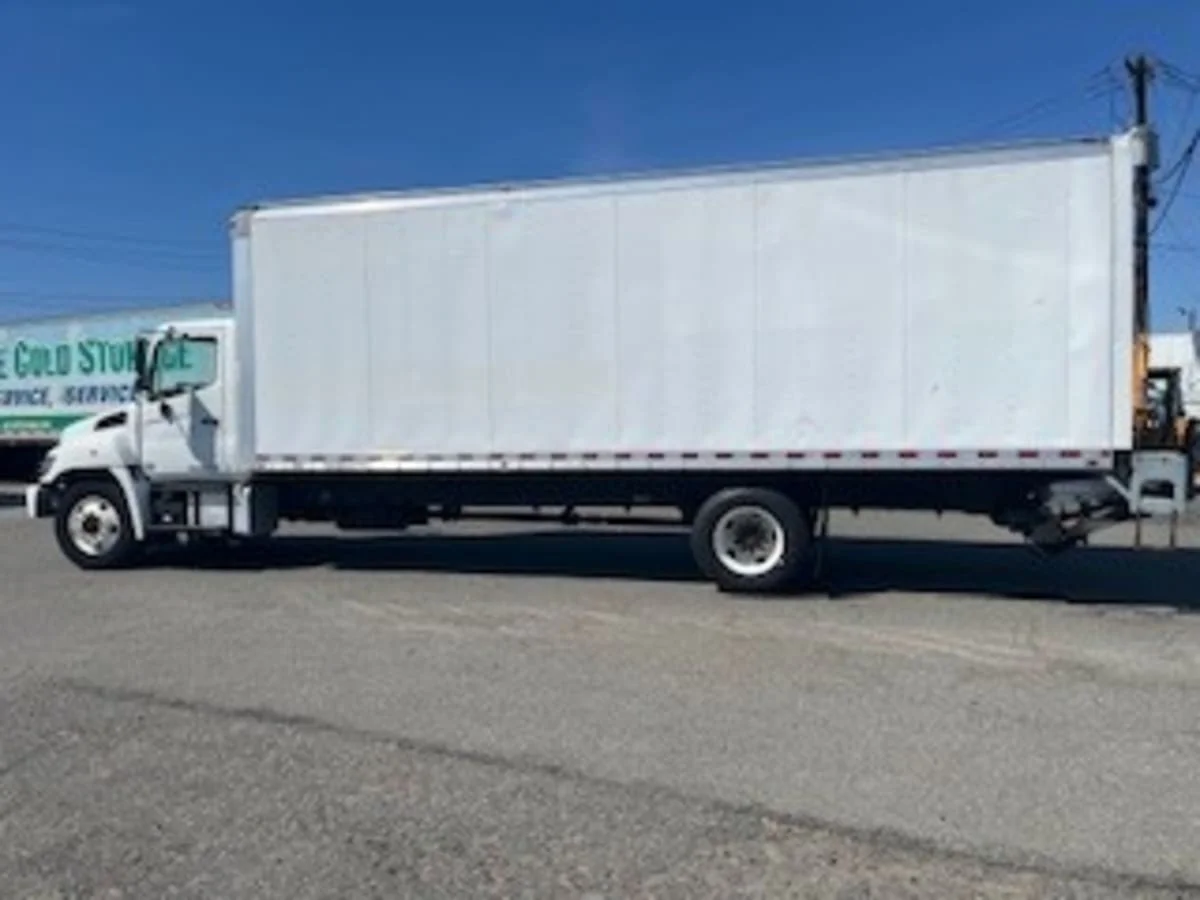 2016 Hino 268 - image 14