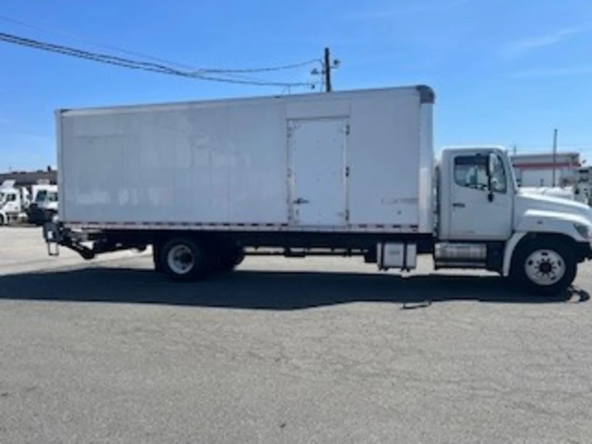 2016 Hino 268 - image 15