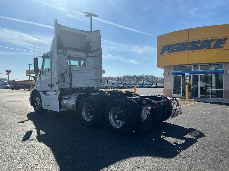 2021 Volvo VNR 640 - image 5