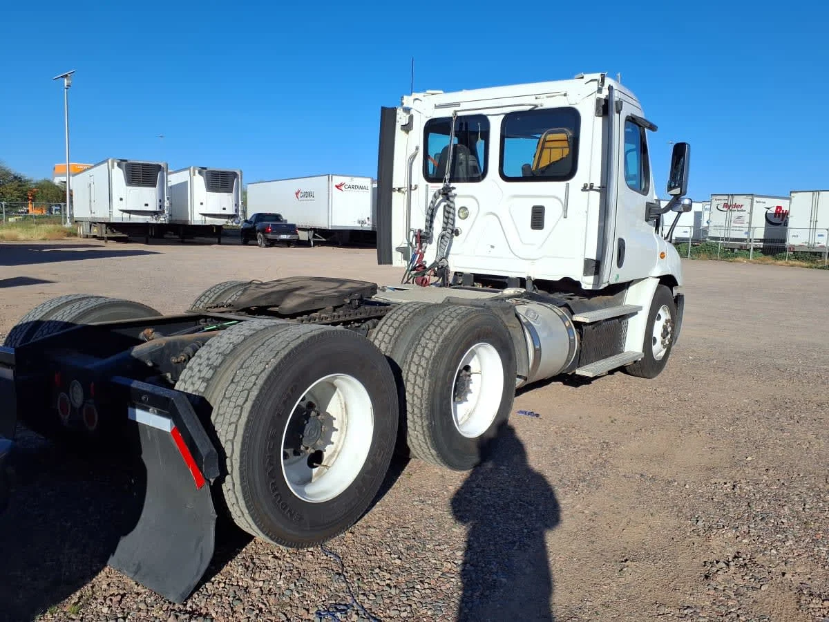 2015 Freightliner Cascadia - image 4