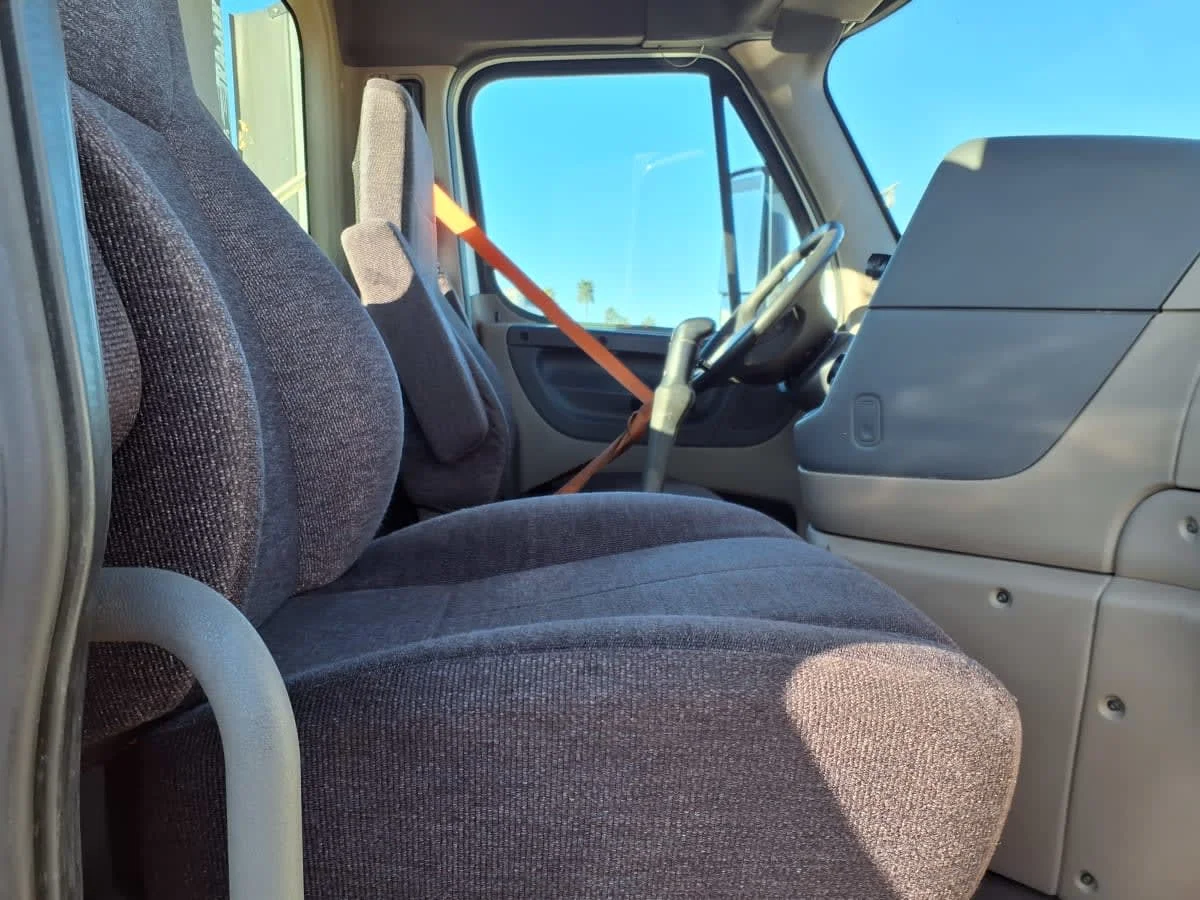 2015 Freightliner Cascadia - image 9