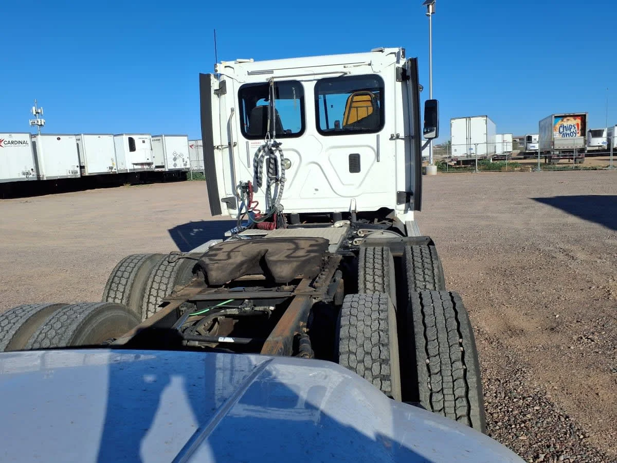 2015 Freightliner Cascadia - image 5