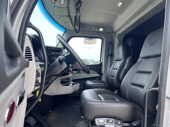 2025 Peterbilt 589 — photo 13