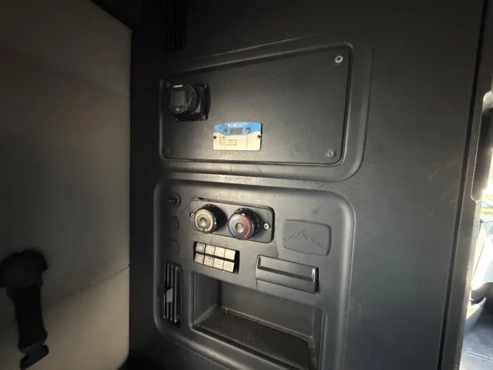 2020 Freightliner Cascadia - image 20