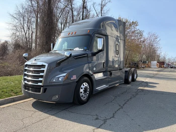 2020 Freightliner Cascadia - image 2