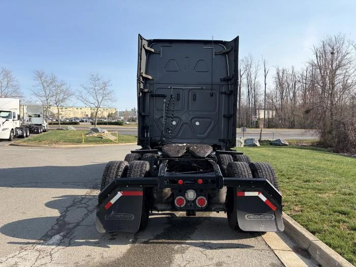 2020 Freightliner Cascadia - image 7