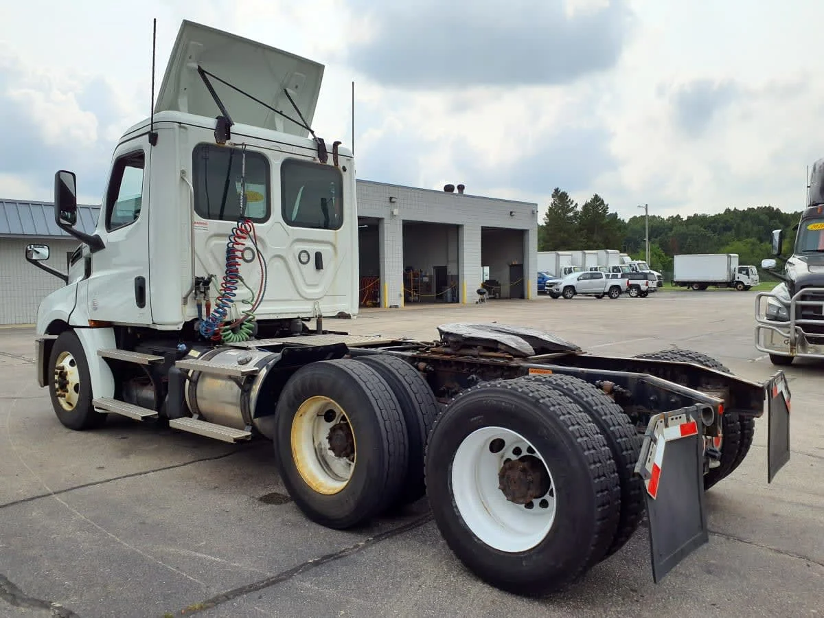 2020 Freightliner Cascadia in Oak Creek, WI — photo 6