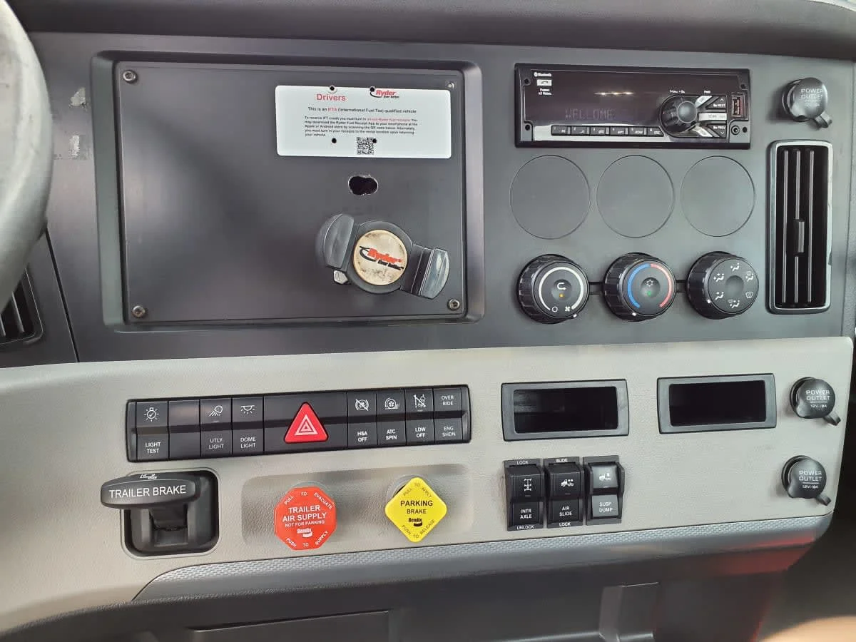 2020 Freightliner Cascadia in Oak Creek, WI — photo 13