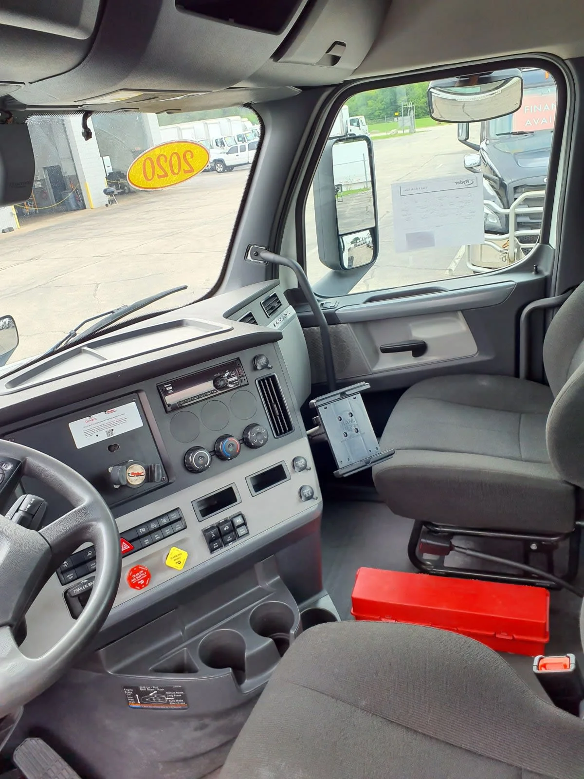 2020 Freightliner Cascadia in Oak Creek, WI — photo 7