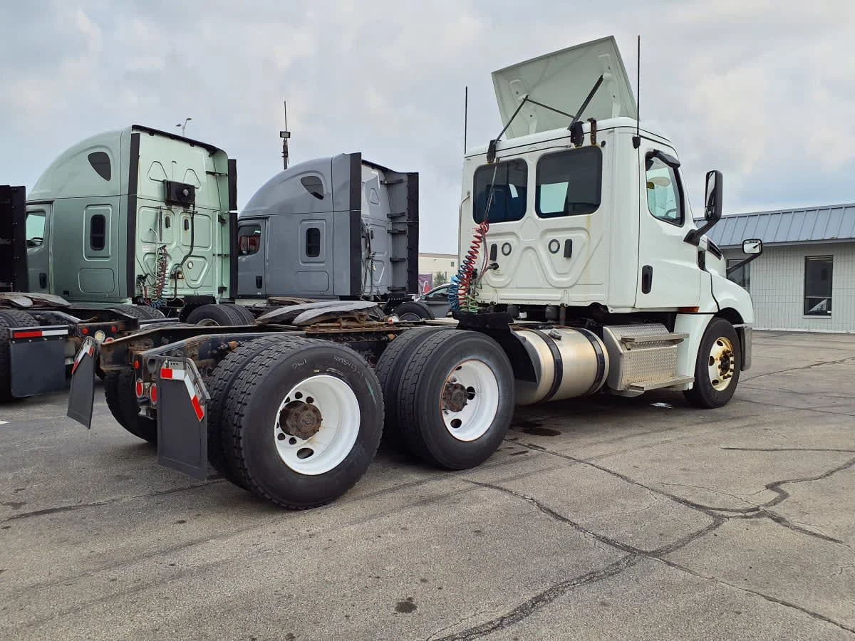 2020 Freightliner Cascadia in Oak Creek, WI — photo 4