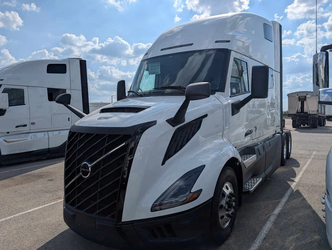 2026 Volvo VNL 860 in Sterling Heights, MI — photo 2